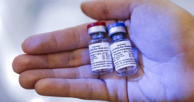Кабмин запретил регистрировать российские вакцины от коронавируса