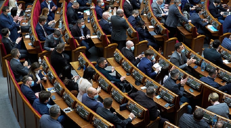 «Слуга народа» инициирует проведение внеочередного заседания Рады из-за протестов
