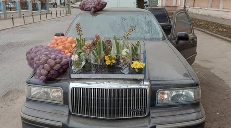 В Черновцах картошку и лук продают из лимузина. Красиво жить не запретишь.