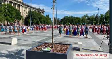 В Николаеве тысяча человек исполняет гимн Украины. ВИДЕО