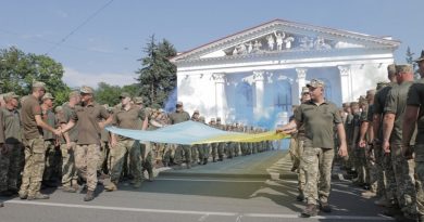 В Мариуполе военные развернули флаг Украины рекордной длины (фото)