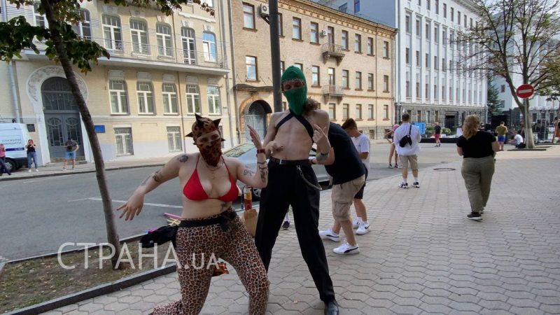 У Офиса Зеленского танцуют полуголые люди: под охраной полиции начался ЛГБТ-рейв (фото, видео)