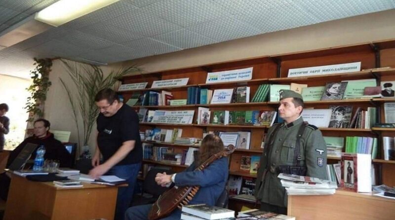 В николаевской библиотеке презентацию книги об СС провели с участием мужчины в нацистской форме