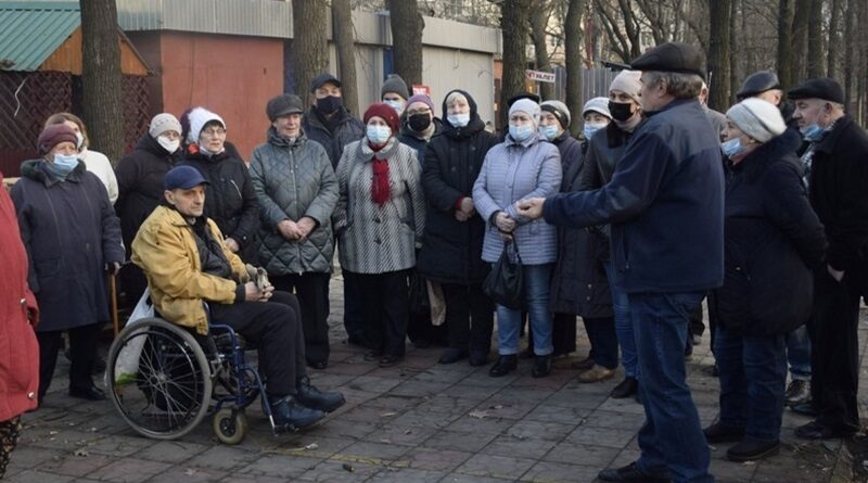 В Николаеве жители готовы перекрывать улицу ради поддержки помогающего им хозяина кафе. Видео.