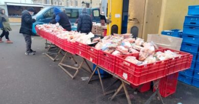 На рынке в Николаеве пенсионеры выстраиваются в очередь за просроченной колбасой: так дешевле