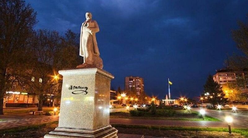 Окупанти вночі демонтували пам'ятник Шевченку у центрі Мелітополя (фото)