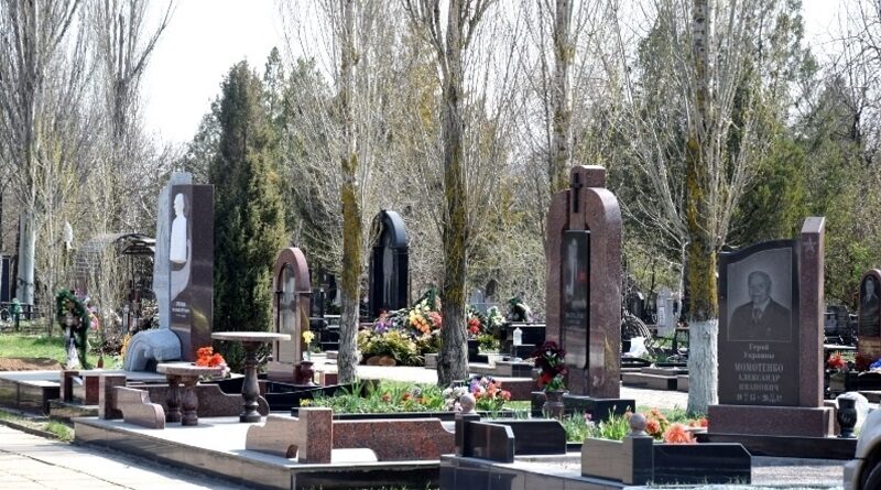 Поминальні дні: у Миколаєві закликали не чіпати на цвинтарях підозрілі предмети
