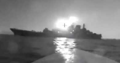 З'явилося відео атаки дрона на десантний корабель РФ